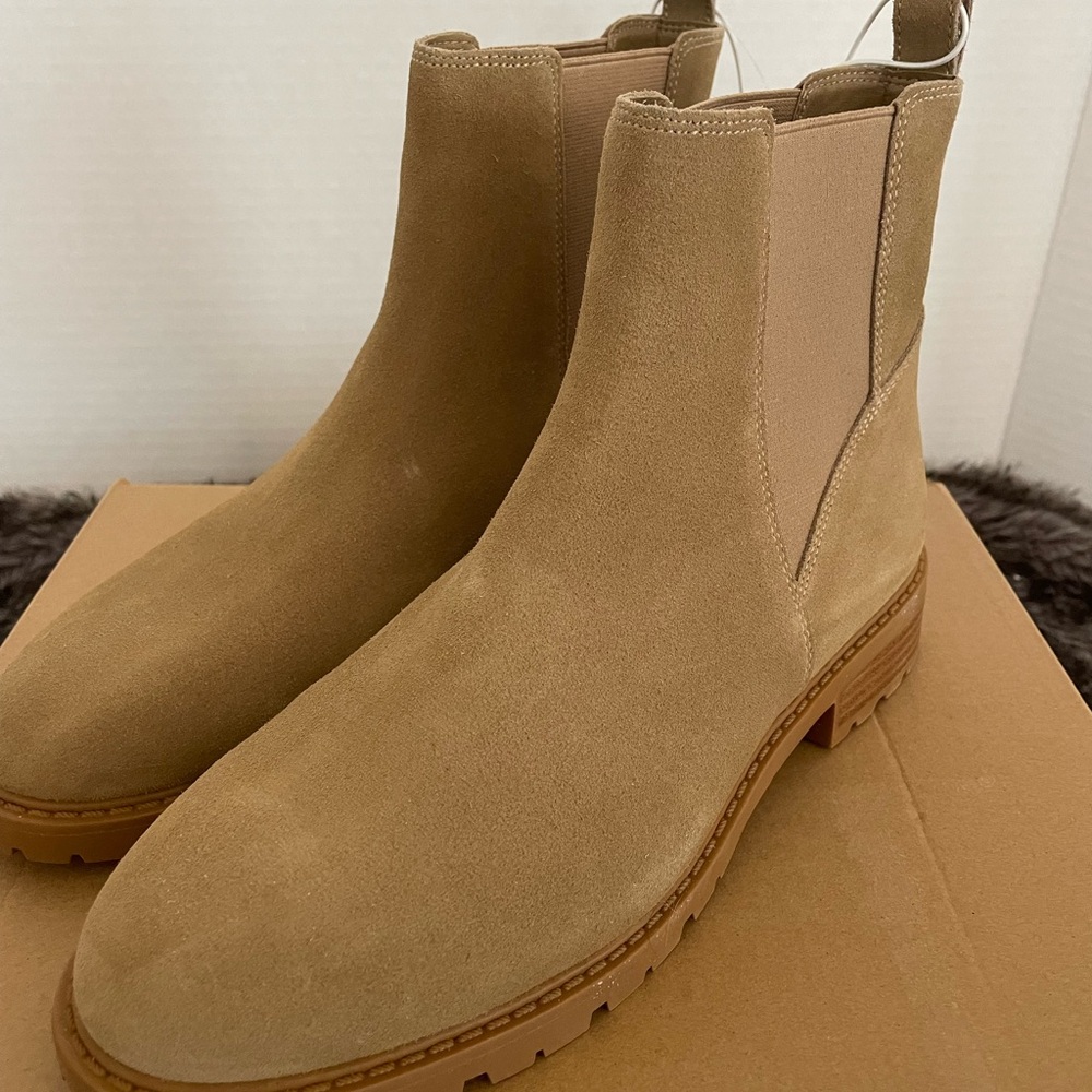 Steve Madden Suede Chelsea Boots NWT size 9